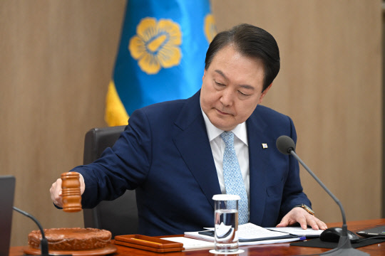 윤석열 대통령이 4일 서울 용산 대통령실 청사에서 열린 국무회의에서 개회선언을 하고 있다. 이날 국무회의에서 윤 대통령은 국회를 통과한 양곡관리법 개정안에 재의 요구권(거부권)을 행사했다. 대통령실 제공.